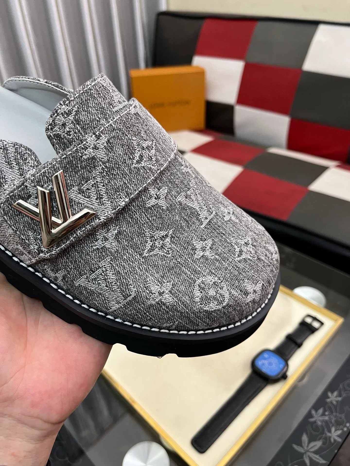 Men's men's shoes 💰420⌚️⌚️lv new Baotou half-slippers winterbreak comfert flat slippers lv letter and monogram floral embellished leather pattern, with sheepskin lining, suitable for indoor and outdoor wear. The water table is made of high-density foam material, which is light and comfortable. The sole has a certain thickness and the anti-aging effect is also good! Premium size: 38-444️⃣Colors available